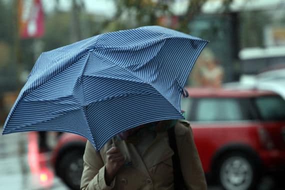 Informare meteo. Ninsori, lapoviţă şi vânt în aproape toată ţara până vineri seară