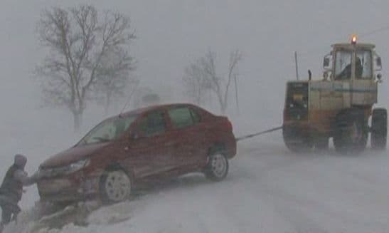 Ninsorile au făcut prăpăd în nordul ţării: Drumuri blocate, accidente şi temperaturi extrem de scăzute - VIDEO