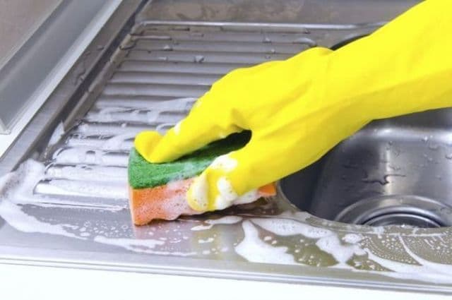 Cum să cureţi obiectele din inox