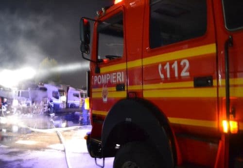 Camion parcat în curtea unei societăţi comerciale, distrus într-un incendiu