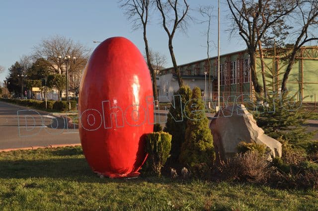 Ouă roșii uriașe au „invadat” municipiul Dorohoi. Primarul Alexandrescu: „Paște Fericit tuturor dorohoienilor!” FOTO