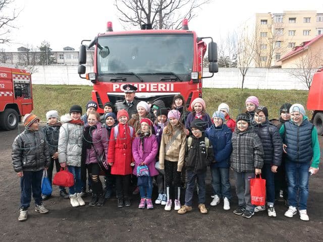 „Școala altfel” -  Elevi si profesori alături de pompierii din Dorohoi – FOTO