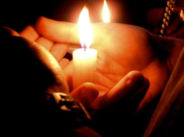 De ce se ia lumină de Paşte. Ce faci cu lumânarea de la Înviere