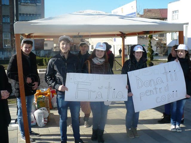 Acțiune finalizată cu succes de „FRĂȚIA”: Hăinuțe, jucării, alimente și rechizite școlare donate copiilor – FOTO