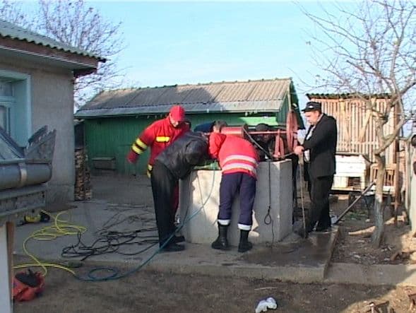 Bărbat în vârstă de 57 de ani, salvat dintr-o fântână de pompieri