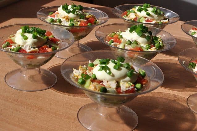 Salată de pui la cupe