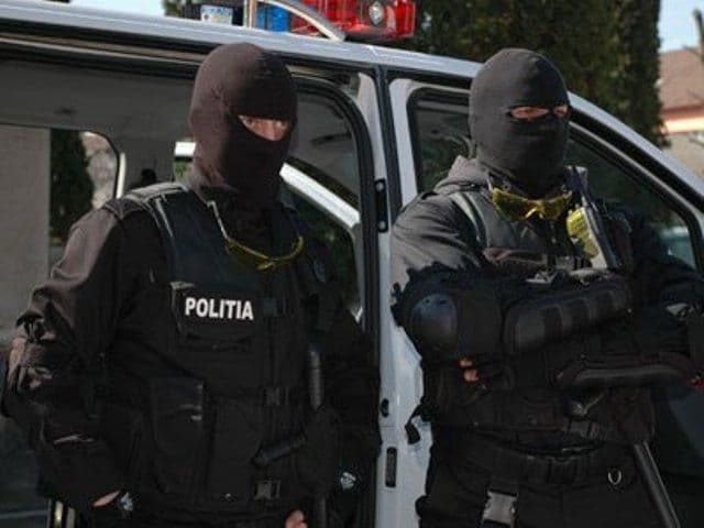 Patru persoane din Broscăuți săltate de mascați pentru trafic de droguri