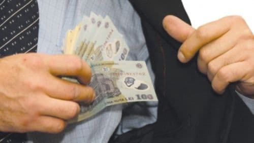 Doi tineri cercetaţi pentru furt, după ce au sustras bani dintr-un magazin 