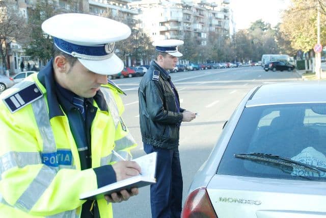 În care situații șoferii pot fi opriți în trafic de către poliție și ce documente trebuie să arate