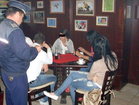 Minorii sub 16 ani nu vor mai avea voie în baruri. Un senator a iniţiat „legea Rebeca”