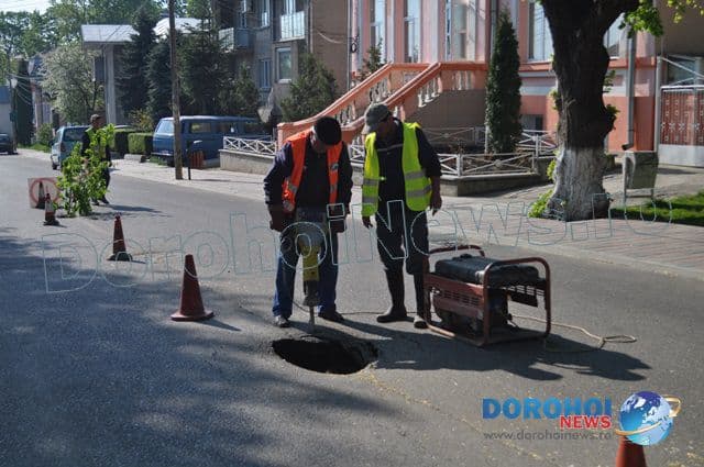Capcanele din asfalt: Două cratere dau bătăi de cap șoferilor și autorităților locale - FOTO