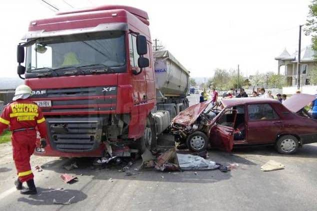 Accident cu trei răniţi, pe DN 29 Botoşani-Suceava, după ce o Dacie s-a izbit într-o basculantă