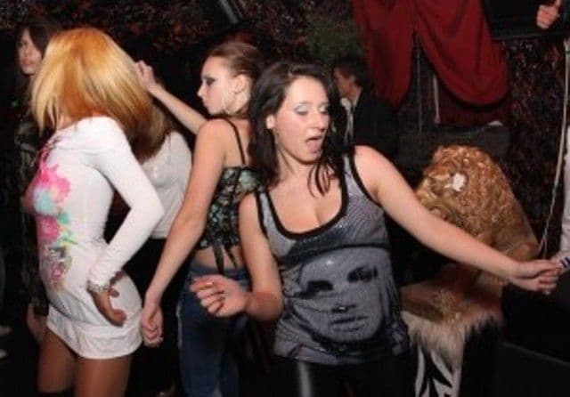Minorii până în 16 ani au interzis în cluburi, baruri şi discoteci, dacă nu sunt însoţiţi de părinţi