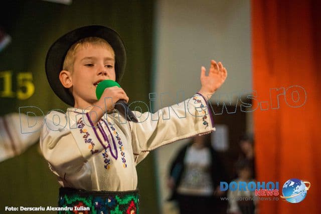 Zeci de prichindei au „defilat” la Festivalul–concurs județean „Din lada cu zestre a bunicii” Dorohoi - FOTO