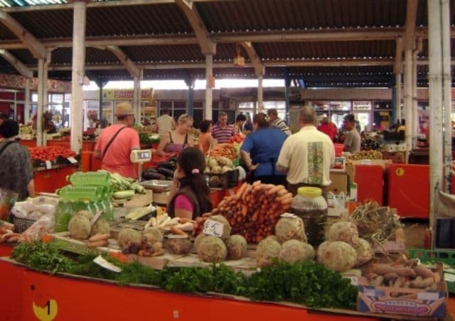 Micii producători, afectaţi de noua legislaţie. Ce acte trebuie să aibă bătrânele care vând pătrunjel la piaţă