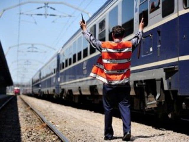 Un tren CFR a uitat să oprească în gară, la Craiova. Călătorii au rămas uimiţi pe peron