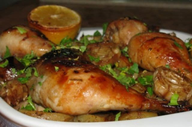 Pulpe de pui în sos de vin alb şi ierburi aromatice
