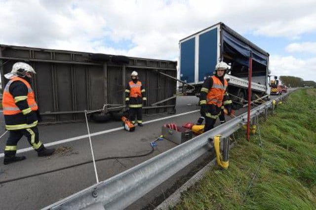 Remorca unui camion din România s-a răsturnat din cauza vântului, pe o autostradă din Franţa