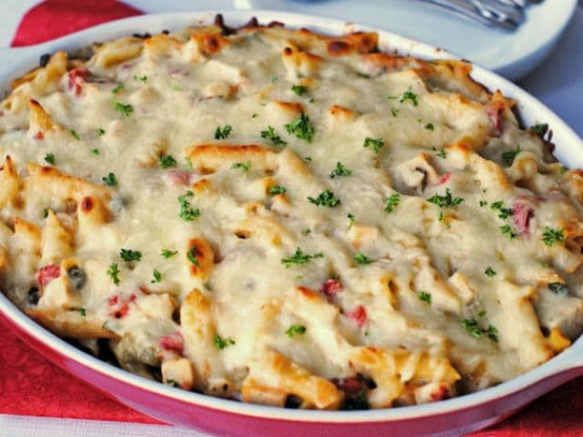 Budincă de paste cu brânză și carne de pui