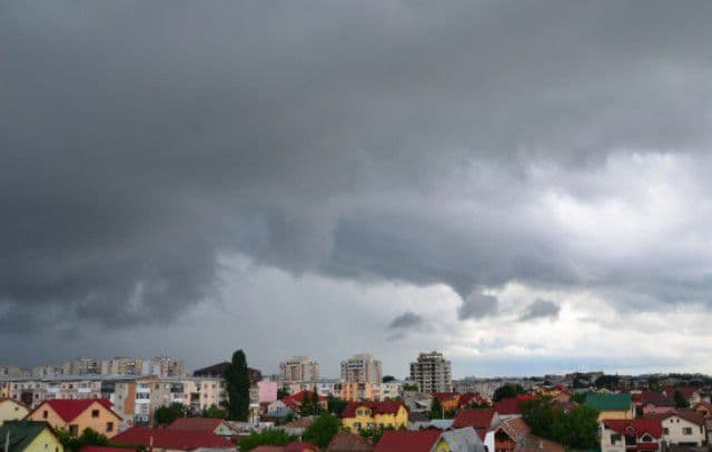 Se strica vremea! Ploile şi furtunile vor domina următoarele zile