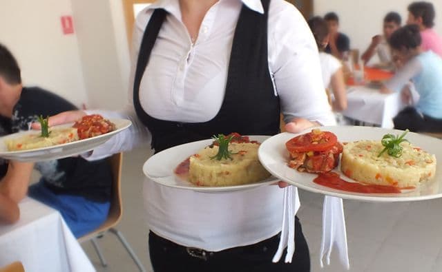 Chelneriţă, convinsă de concurenţă să-şi „trădeze” patronul pentru ca ANAF să închidă restaurantul