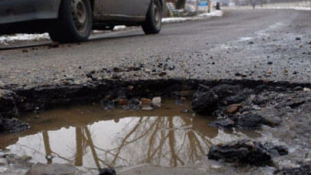 Două treimi din şoselele României sunt stricate sau expirate şi intră în reparaţii. De ce se strică drumurile după doi ani?