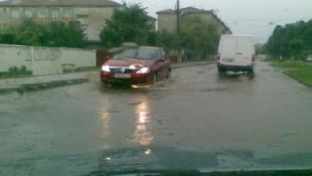 Cum să conduceţi prudent, pe timp ploios - Campania alege viaţa
