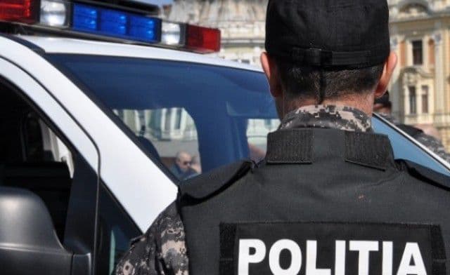 Peste 800 de icoane fără documente de provenienţă confiscate de polițiști  