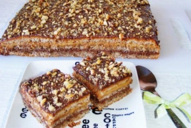 Prăjitură cu nucă și caramel