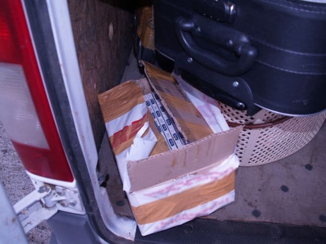 Merecedes Vito cu rezervă de țigări de contrabandă