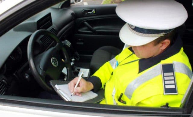 La doar 19 ani, fără permis de conducere a urcat băut la volan și a intrat cu mașina într-un podeț