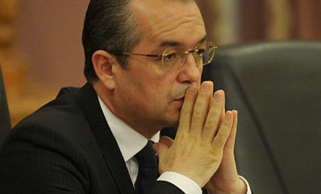 Emil Boc, acuzat de uzurpare de calităţi oficiale. Ar putea fi condamnat la trei ani de închisoare