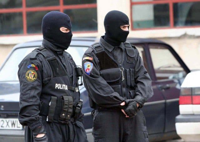 Percheziţii la persoane bănuite de punere în circulaţie de monedă falsificată