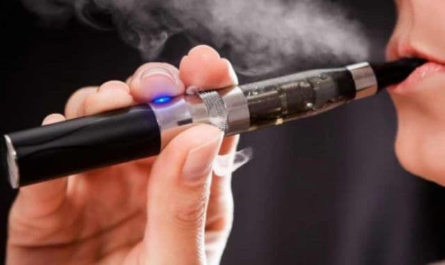 Tigările electronice pot cauza bătăi neregulate ale inimii. Ce alte efecte negative au