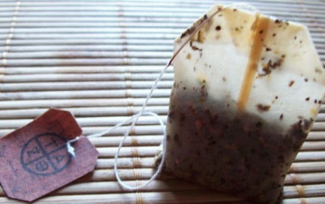 Vezi ce se întâmplă dacă laşi peste noapte în pantofi pliculeţe de ceai folosite