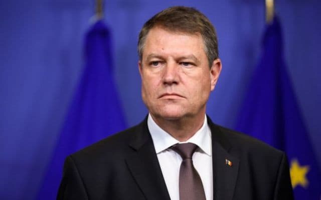 Gafă la Cotroceni: Anestezist cercetat penal pentru luare de mită, decorat de preşedintele Iohannis