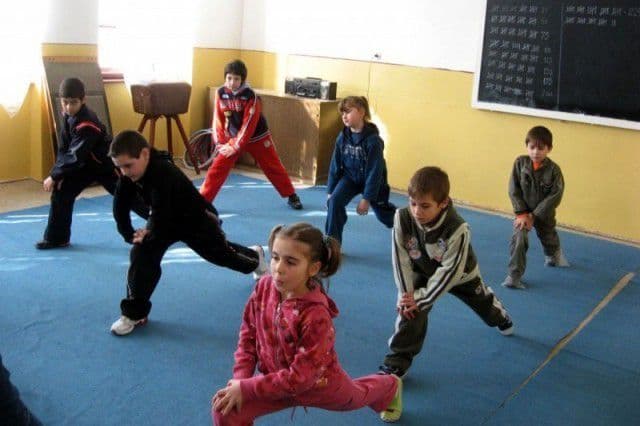 Mai multe ore de educaţie fizică, în programa şcolară. „Nu vedeți că devin obezi!”
