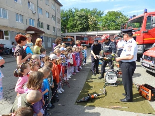 Pompierii botoşăneni, prietenii copiilor !