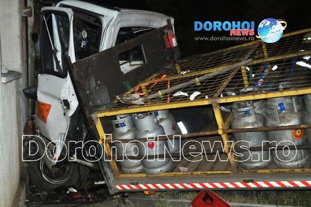 Accident grav: O autoutilitară cu butelii s-a izbit într-un bloc de pe Bulevardul Victoriei din Dorohoi - FOTO