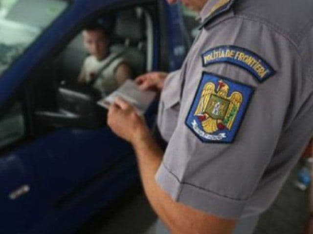 Documente false cumpărate cu sute de euro, depistate la controlul de frontieră 