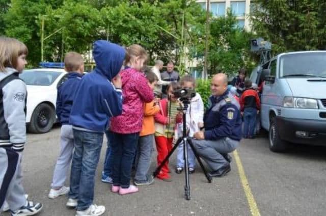 Copiii din Botoşani, Iaşi, Bivolari, Tabăra şi Huşi, în vizită la Poliţia de Frontieră - FOTO