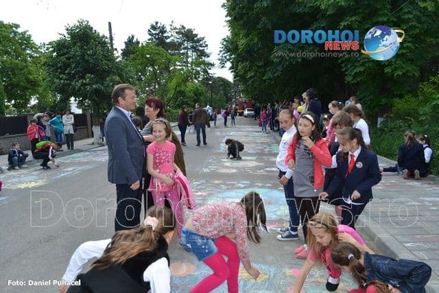 Distracție, zâmbete şi desene pe asfalt în prima zi de spectacol la Zilele Copilului Dorohoi 2015 - FOTO