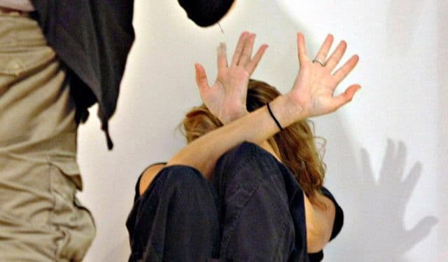 Îţi baţi nevasta, te paşte închisoarea. Cum s-ar putea schimba Codul Penal