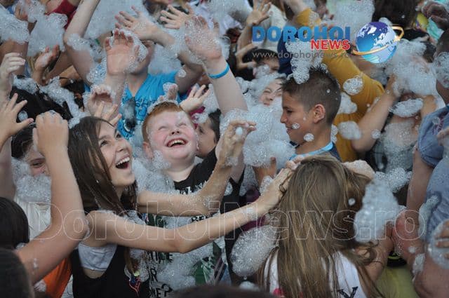 Super petrecere cu spumă la Dorohoi organizată în cinstea copiilor de ziua lor – FOTO