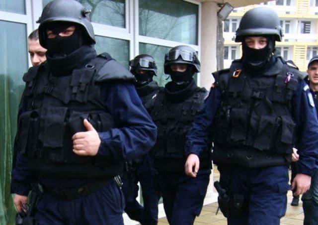 Percheziţiile, după orele de somn ale copiilor. Propunerea inedită a unui senator