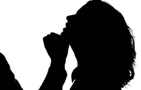 Două tinere s-au bătut pe terasa unui bar. Una dintre ele a ajuns la spital cu leziuni destul de grave