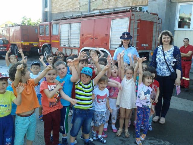 Peste 600 de copii au sărbătorit „Ziua Internaţională a Copilului” alături de pompierii botoșăneni - FOTO