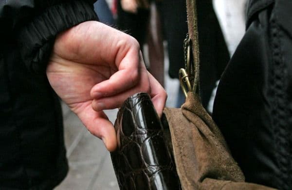 Au vrut să se bucure de pradă dar au fost prinși în flagrant de polițiști