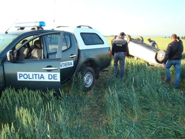 Au fugit de poliţiştii de frontieră şi s-au răsturnat cu maşina plină de ţigari de contrabandă - FOTO