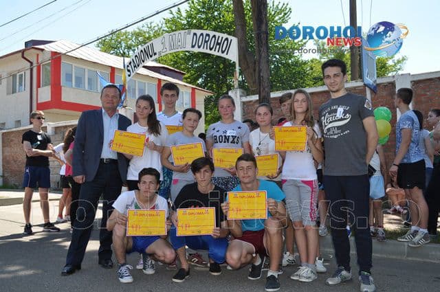 Zeci de elevi s-au întrecut astăzi la Dorohoi la crosul „Mişcare pentru sănătate” – FOTO